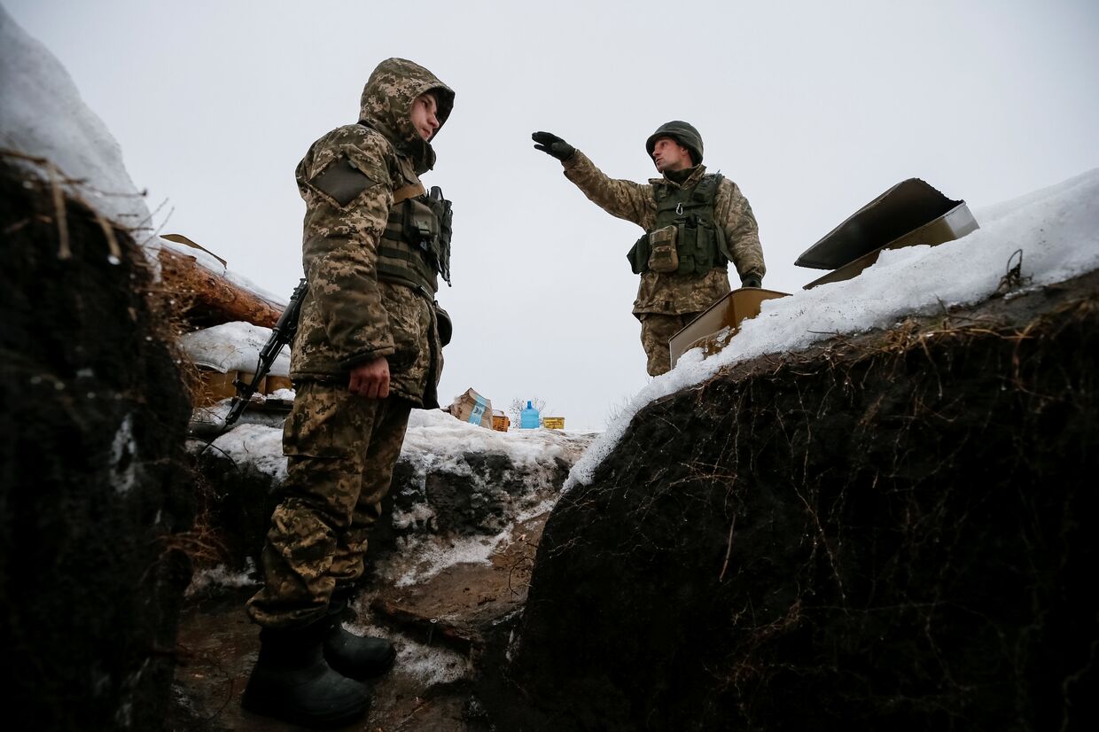Украинские военнослужащие на линии фронта рядом с Авдеевкой