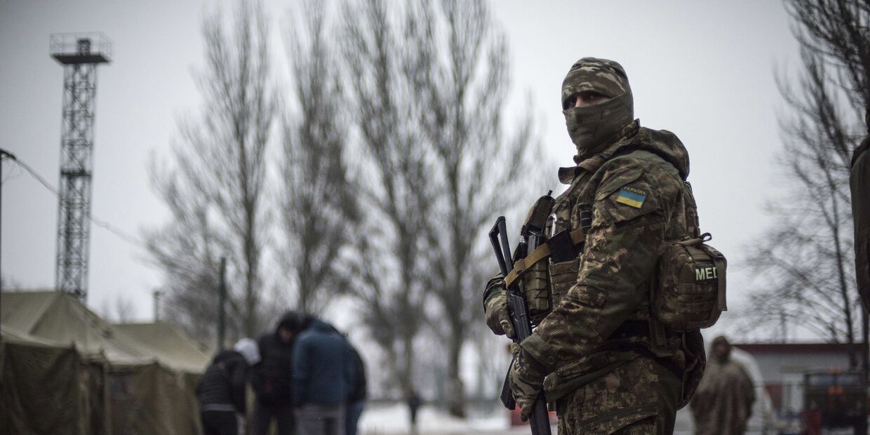 Украинский военнослужащий в гуманитарном штабе в Авдеевке