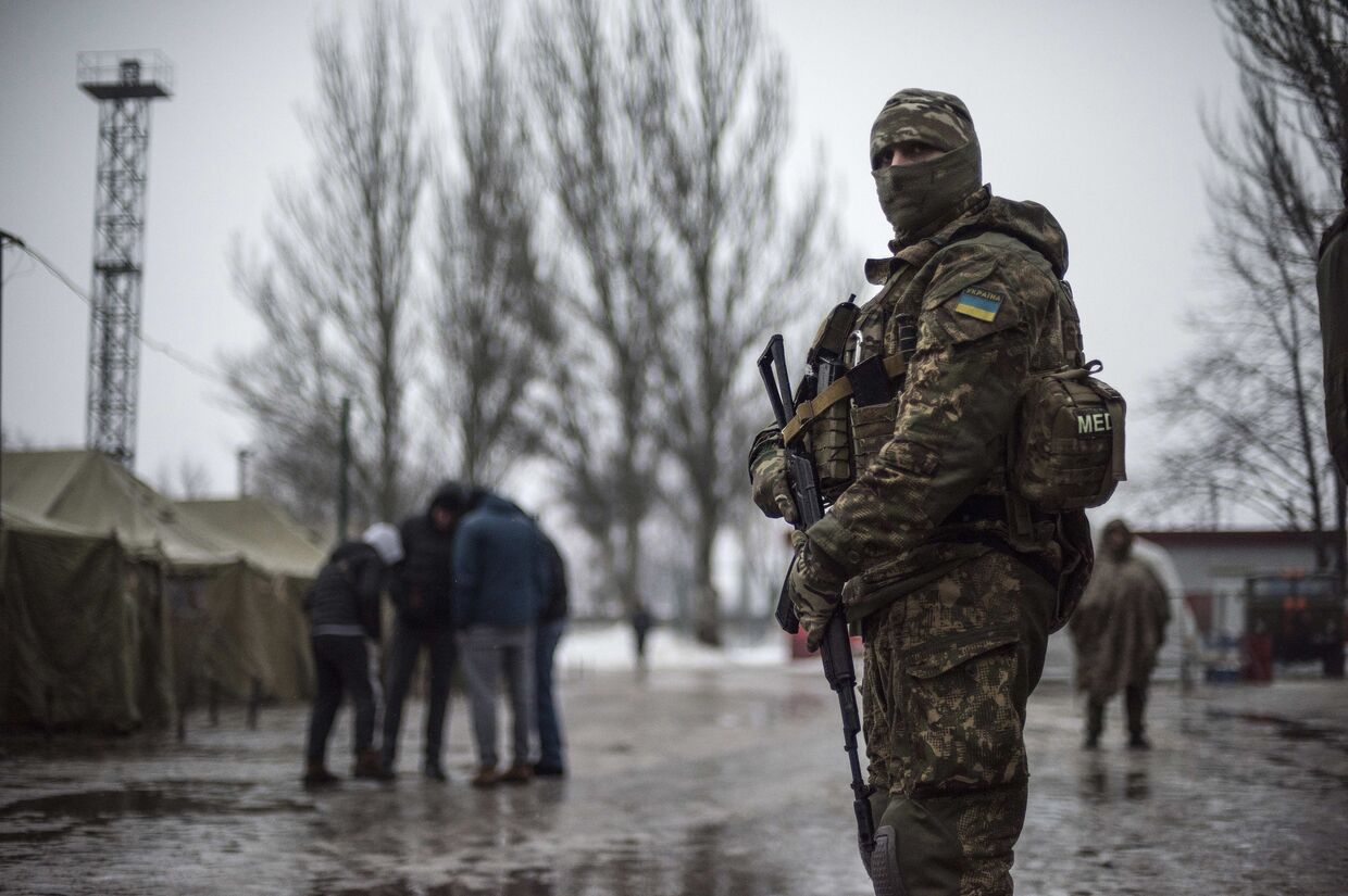 Украинский военнослужащий в гуманитарном штабе в Авдеевке