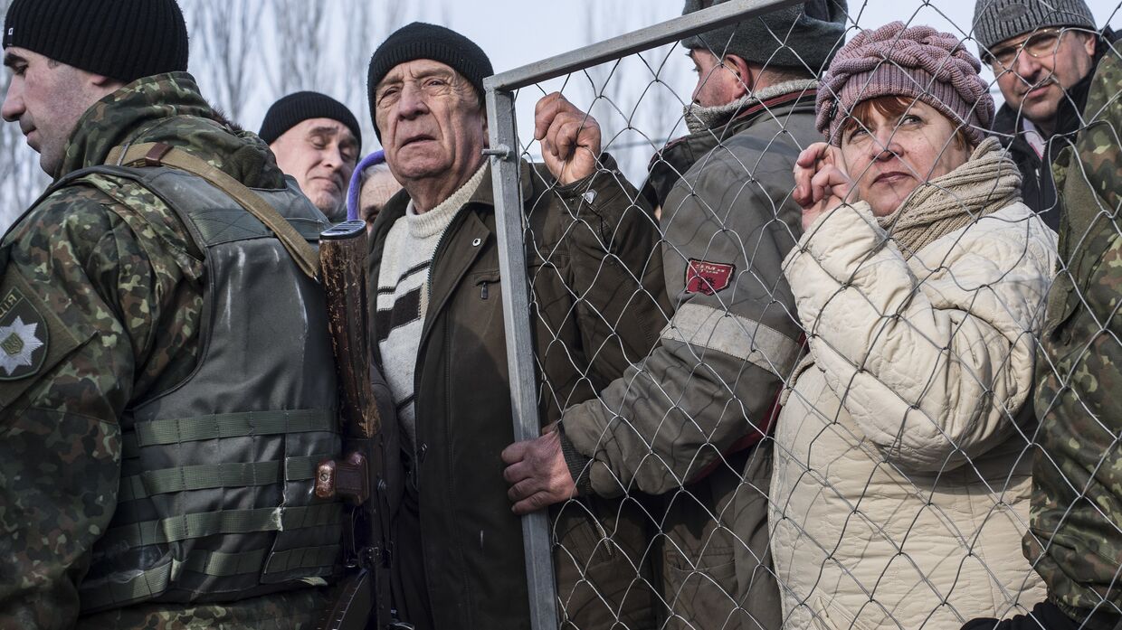 Местные жители стоят в очереди за гуманитарной помощью в Авдеевке