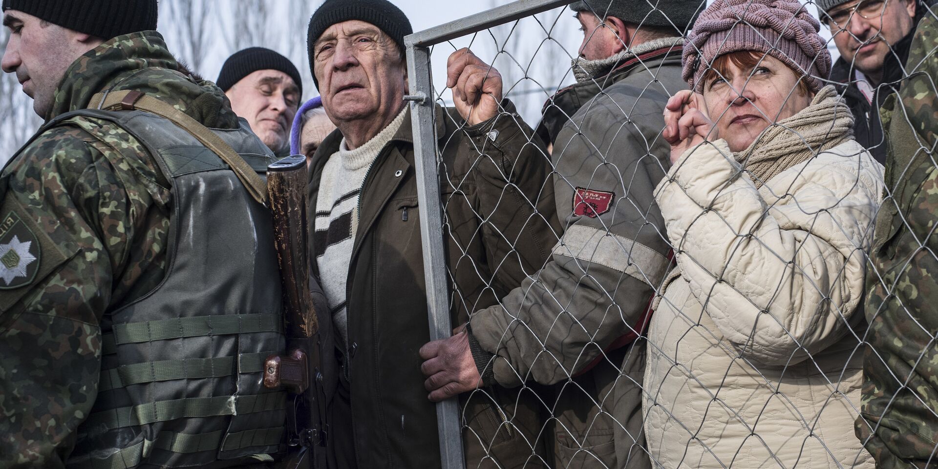 Местные жители стоят в очереди за гуманитарной помощью в Авдеевке - ИноСМИ, 1920, 26.01.2022