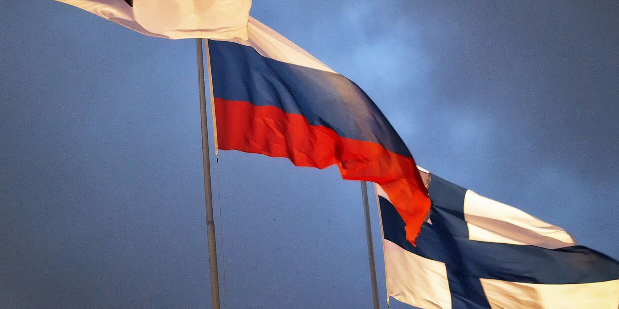 Флаги Финляндии и России