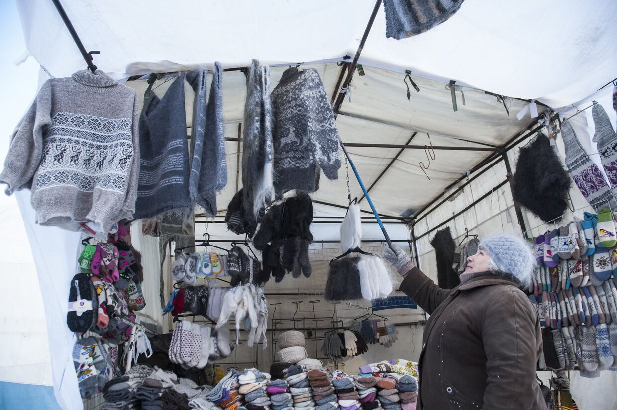 Жительница Томска у торговой палатки с тёплой одеждой