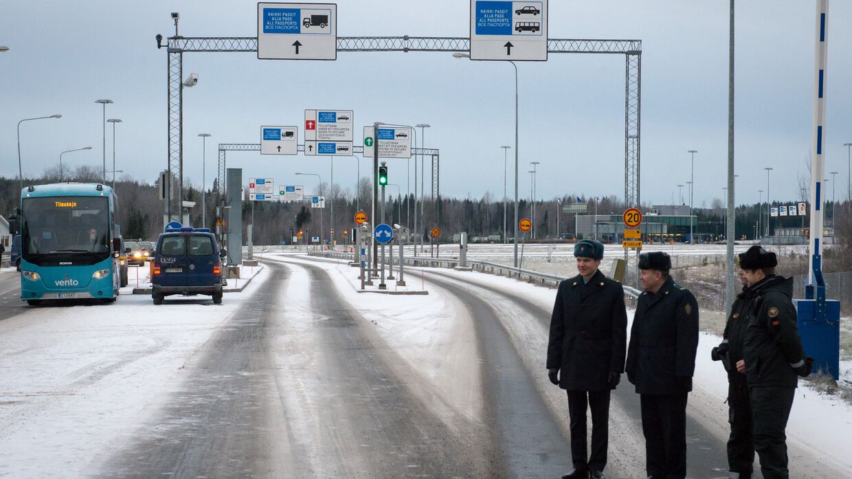 Финские и российские таможенники на пограничном пункте пропуска автомобилей МАПП Нуйамаа на границе Финляндии и России