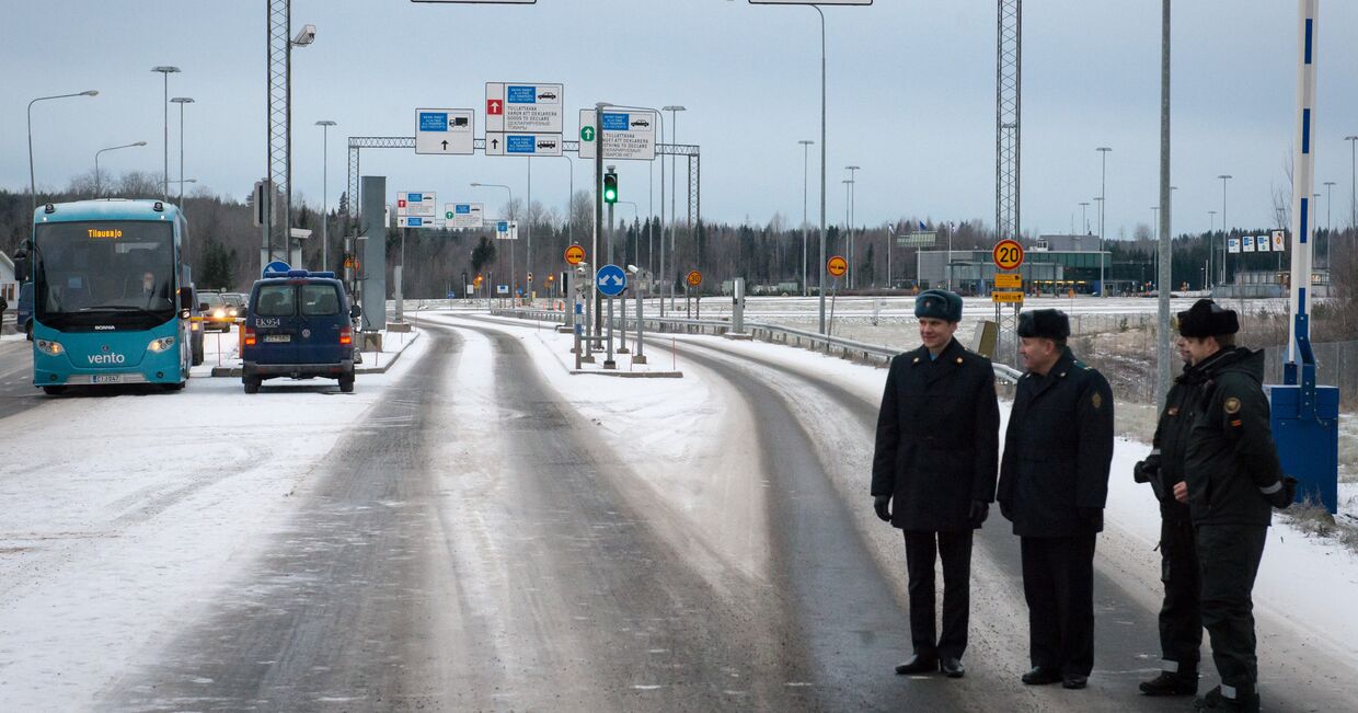 Финские и российские таможенники на пограничном пункте пропуска автомобилей МАПП Нуйамаа на границе Финляндии и России