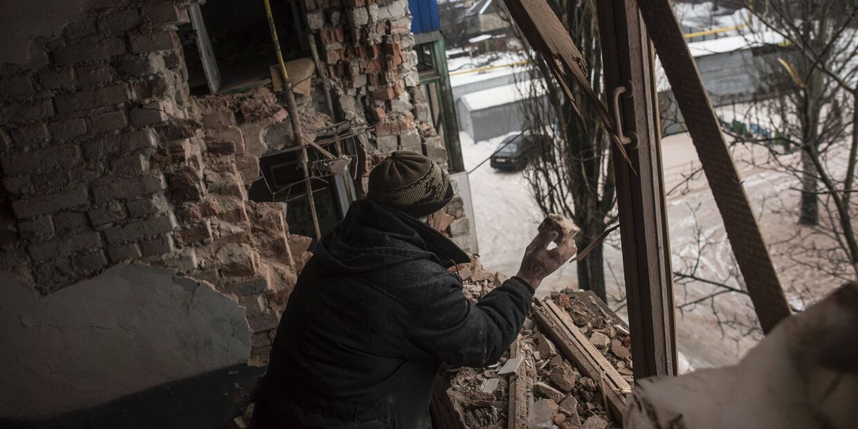 Квартира, поврежденная в результате обстрелов в Авдеевке