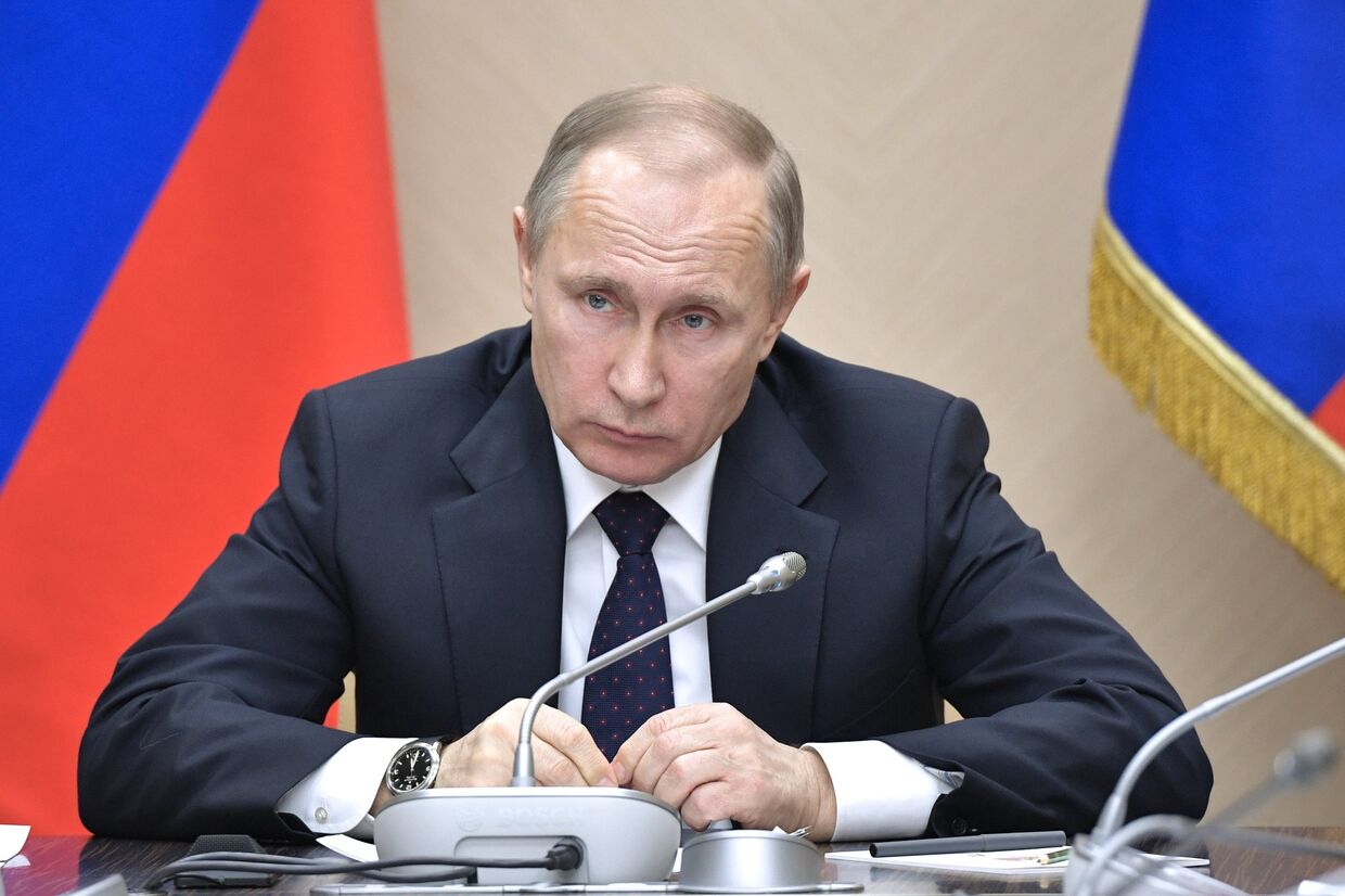 Президент РФ Владимир Путин проводит совещание с членами кабинета министров РФ