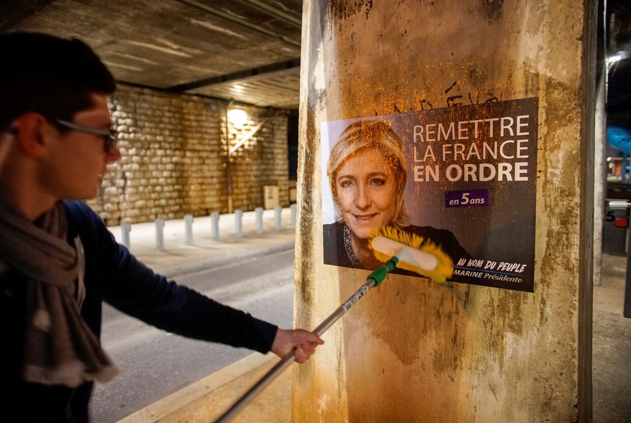 Постер с лидером «Национального фронта» Марин Ле Пен в Лионе