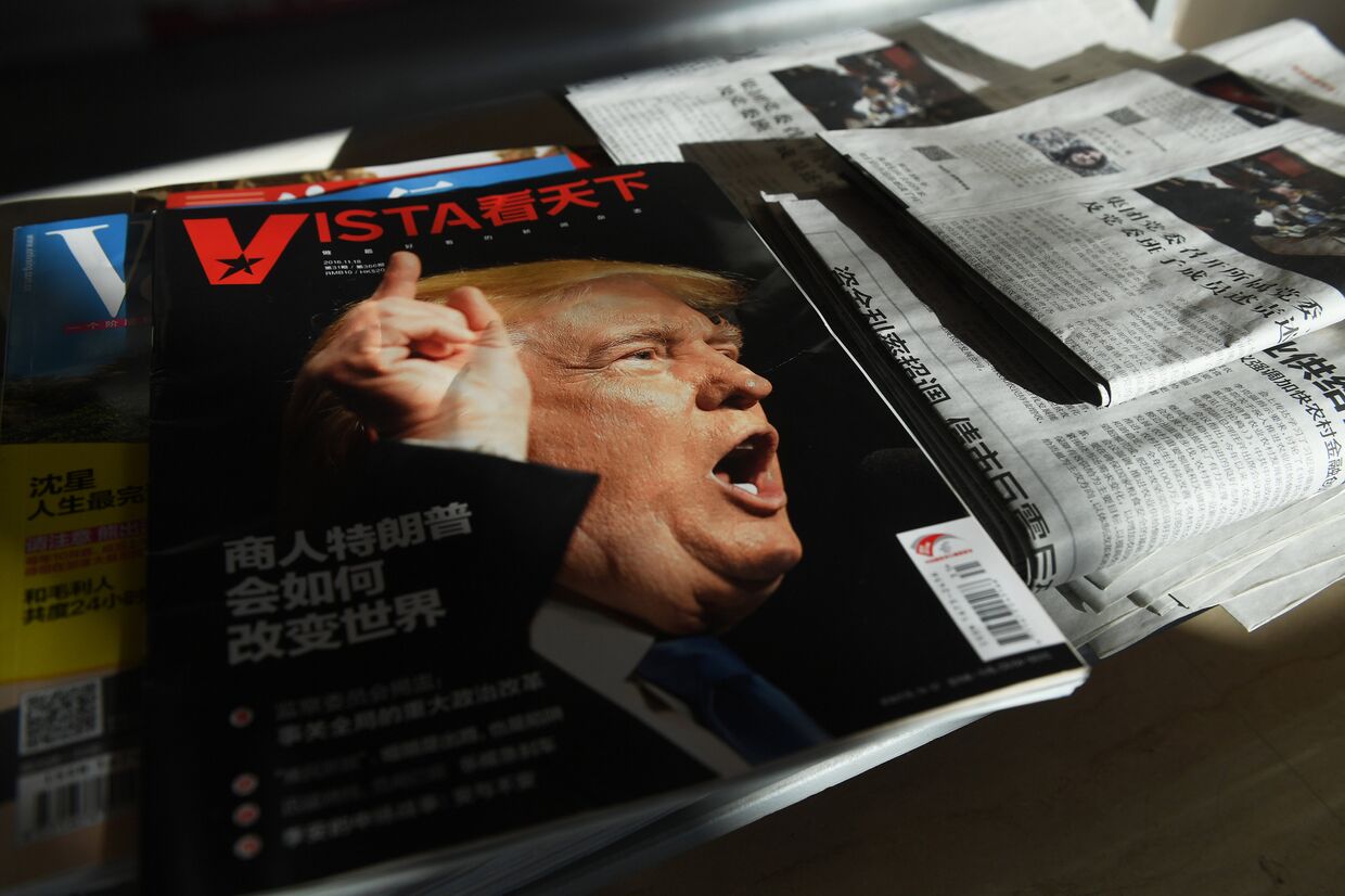 Дональд Трамп на обложке китайского журнала в газетном киоске в Пекине