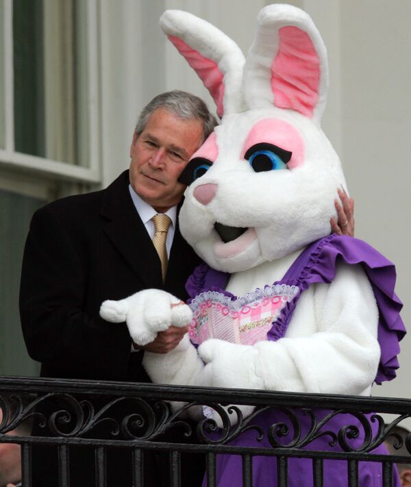 Президент США Джордж Буш и пасхальный кролик, архивное фото