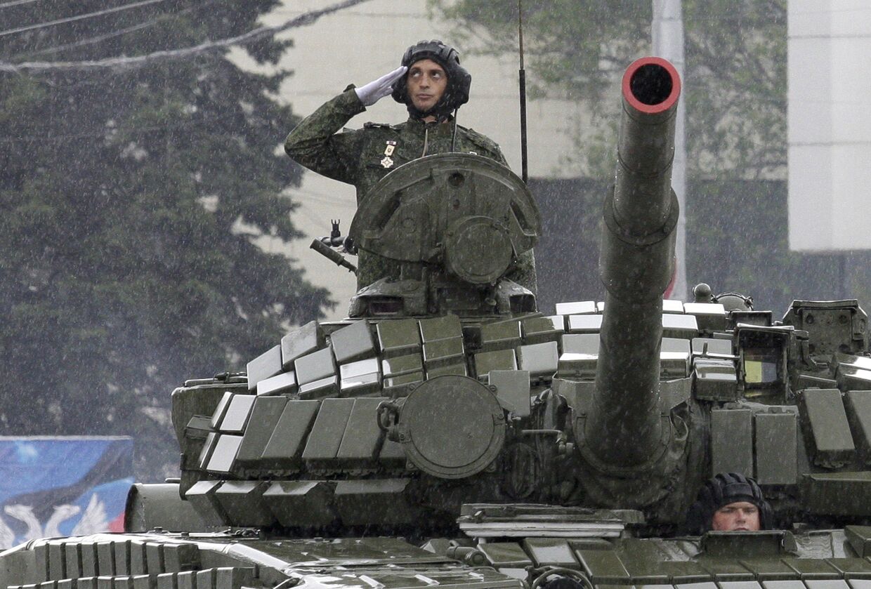 Ополченец ДНР с позывным «Гиви» во время парада Победы в Донецке