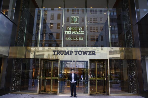 Главный вход в здание Trump Tower Главный вход в здание Trump Tower