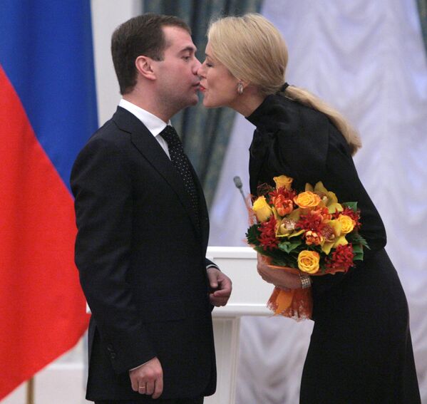 Президент России Дмитрий Медведев и актриса Мария Шукшина, архивное фото