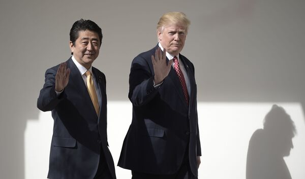 Президент США Дональд Трамп и премьер-министр Японии Синдзо Абэ Президент США Дональд Трамп и премьер-министр Японии Синдзо Абэ
