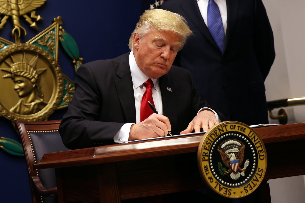 Президент США Дональд Трамп подписывает исполнительный указ «Защита страны от иностранных террористов, пытающихся въехать в США»