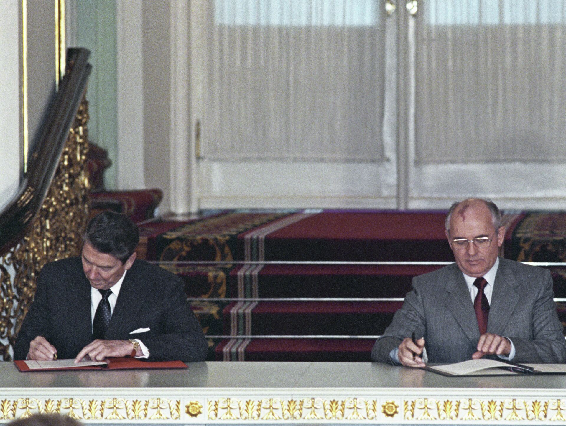 Президент США Рональд Рейган (слева) и Генеральный секретарь ЦК КПСС Михаил Горбачев (справа) на церемонии обмена ратификационными грамотами о введении в действии советско-американского договора о ликвидации ракет средней и меньшей дальности. - ИноСМИ, 1920, 18.05.2021