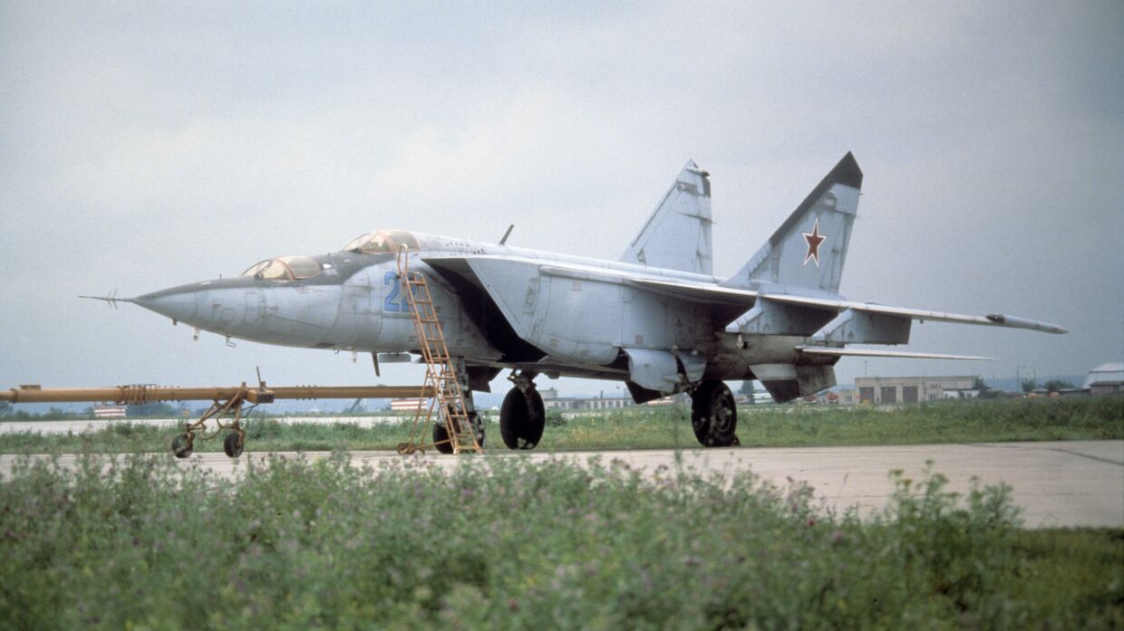 Советский истребитель-перехватчик МиГ-25