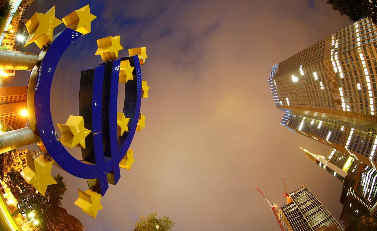 Знак евро возле штаб-квартиры Европейского центрального банка во Франкфурте