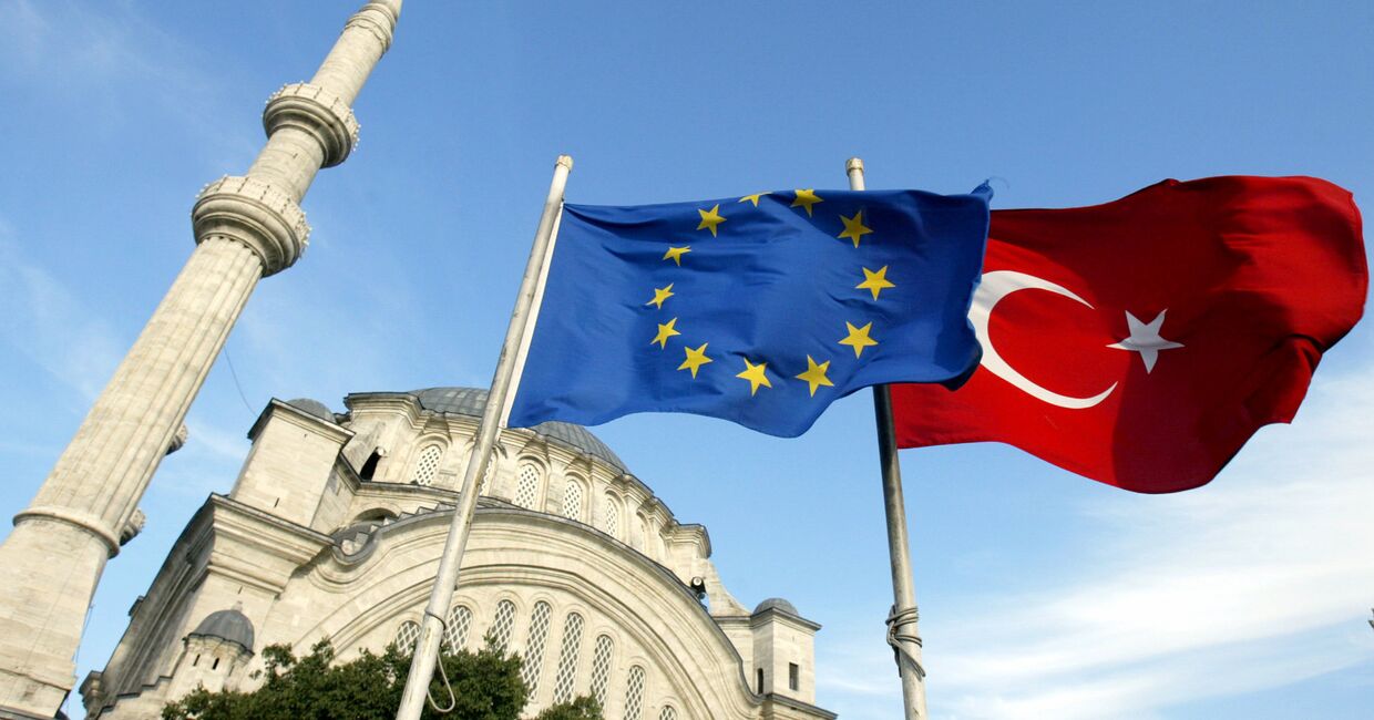 Флаги Турции и ЕС в Стамбуле