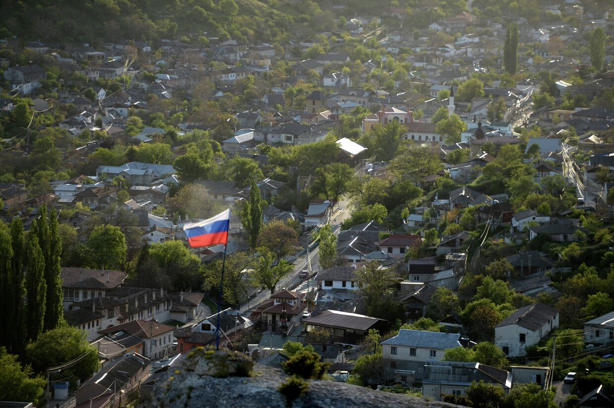 Вид на Бахчисарай со скал в Южном Крыму. 2014 год