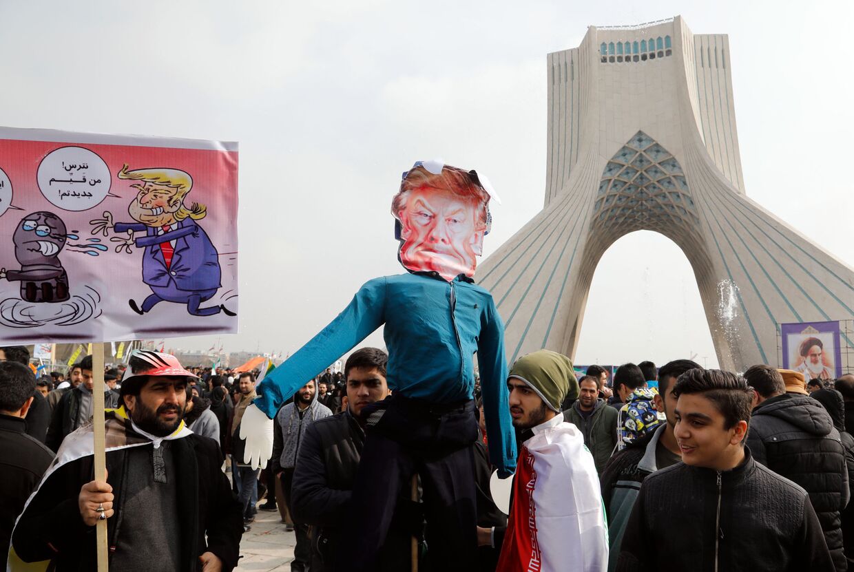Митинг, посвященный годовщине исламской революции в Тегеране