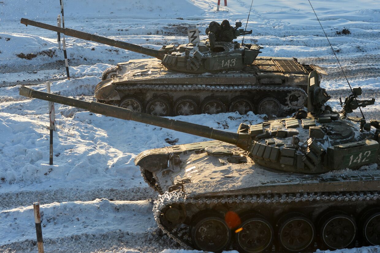 Курсанты Казанского военного командного училища на танках Т-72