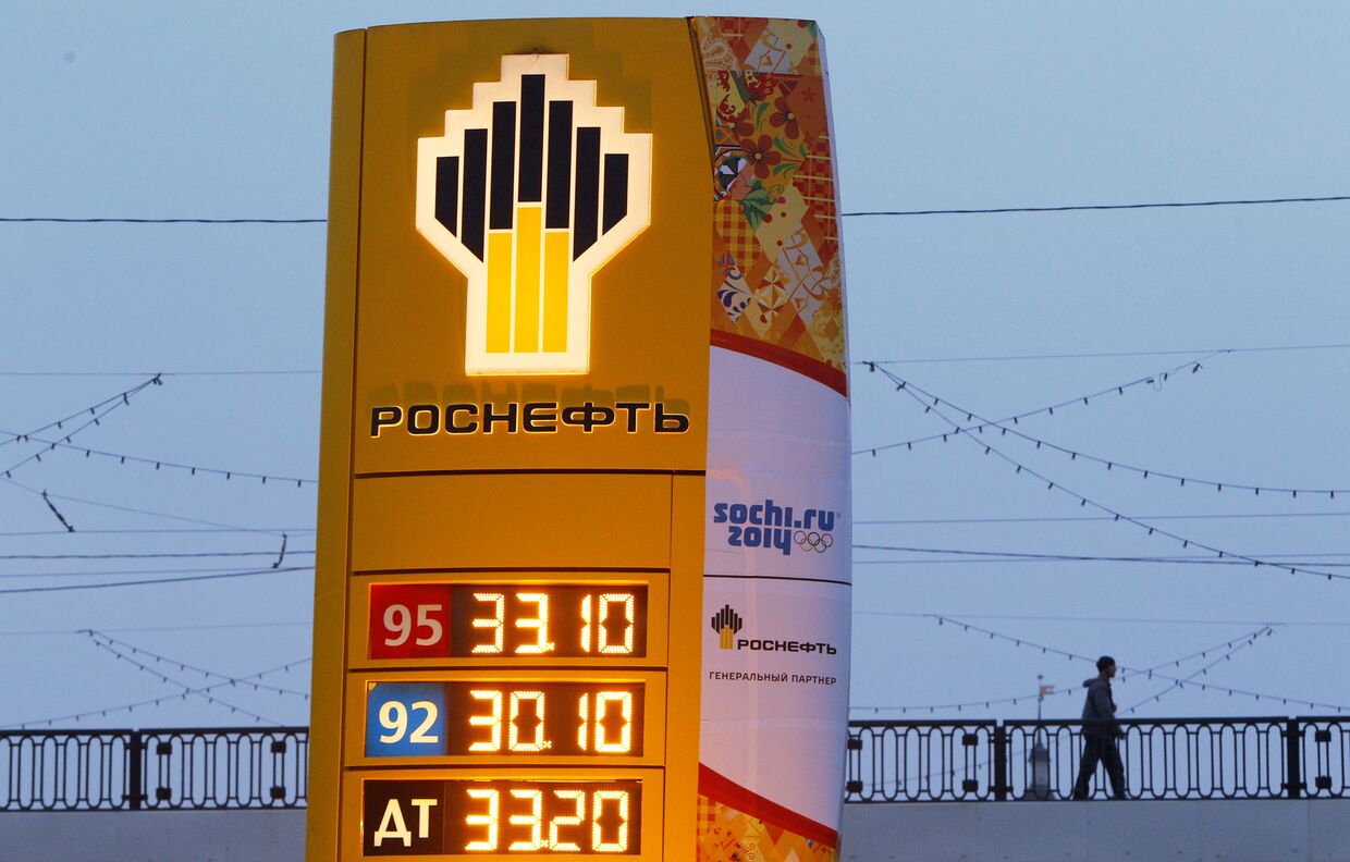 Логотип компании «Роснефть» на заправочной станции в Москве