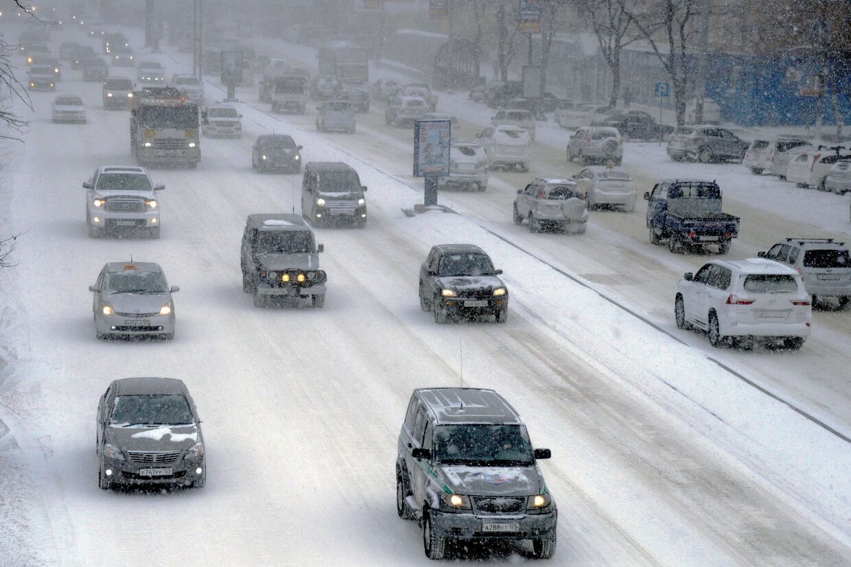 Автомобили на проспекте 100-летия Владивостоку во время снежного циклона во Владивостоке