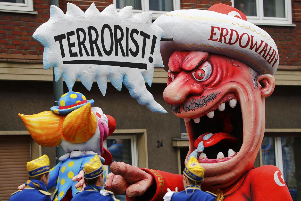 Каррикатура на Реджепа Тайипа Эрдогана на карнавале в Германии