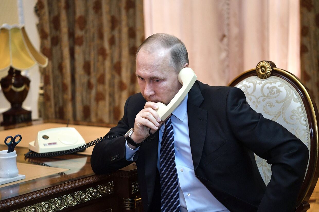 Президент РФ Владимир Путин телефонного во время телефонного разговора