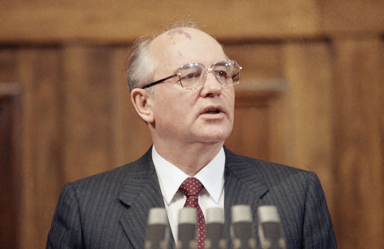 Михаил Горбачев во время визита в Югославию