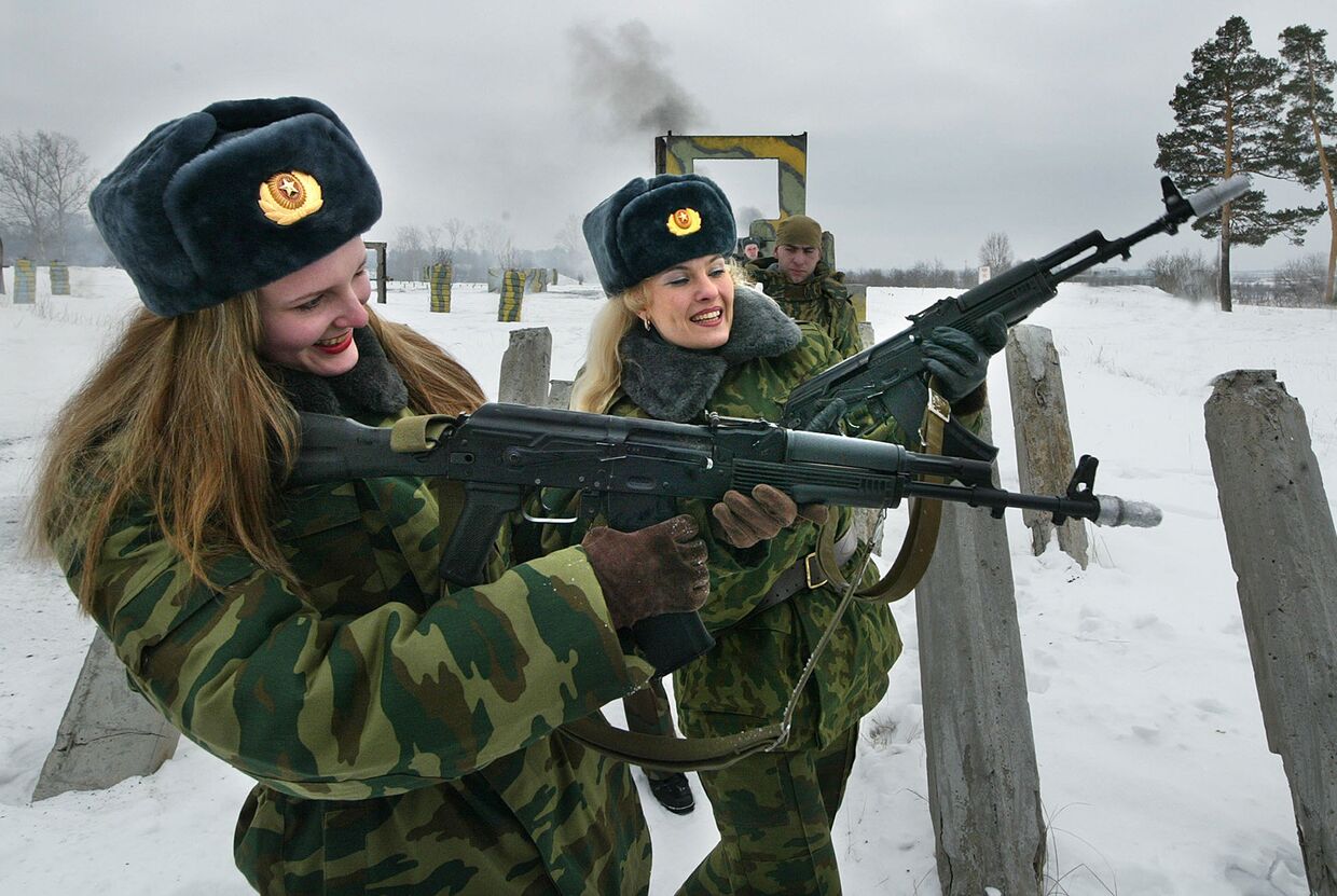 Российские женщины-военнослужащие во время конкурса «Краса в погонах»