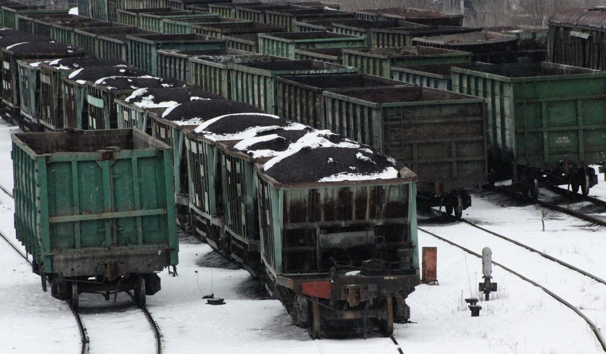 Вагоны с углем на железнодорожном вокзале Донецка