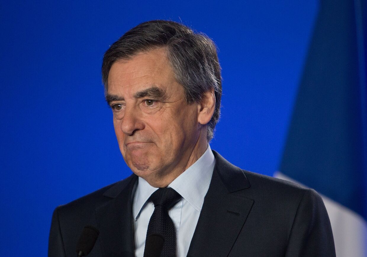 Кандидат в президенты Франции от партии Республиканцев Франсуа Фийон во время пресс-конференции в Париже