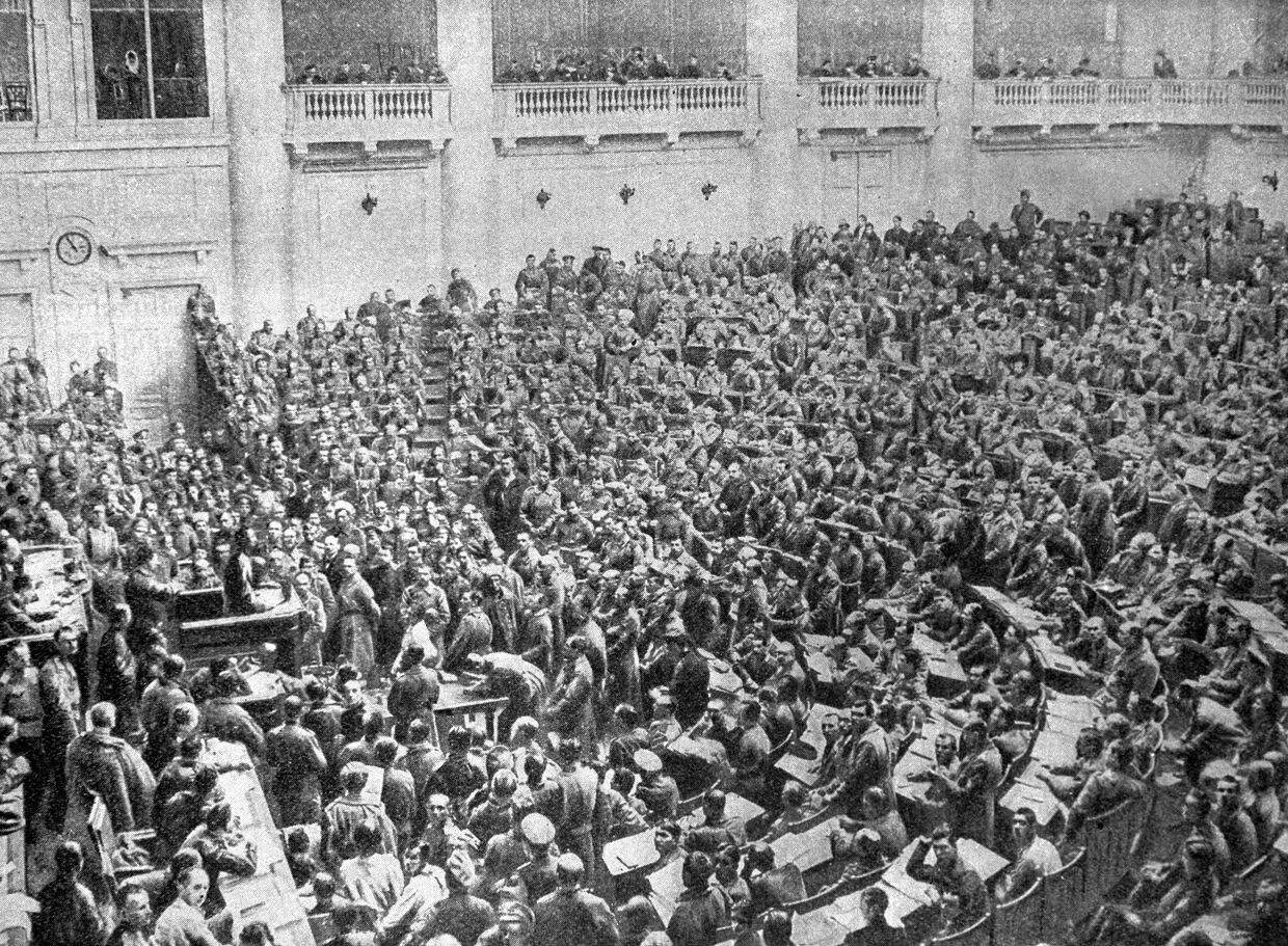 Заседание Петроградского Совета рабочих и солдатских депутатов в Таврическом дворце во время февральской революции