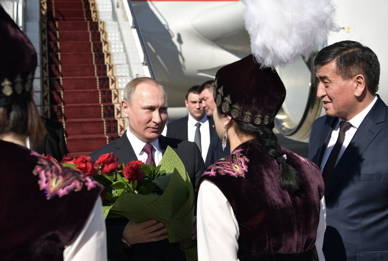 Президент РФ Владимир Путин во время встречи в аэропорту Манас в Бишкеке. 28 февраля 2017