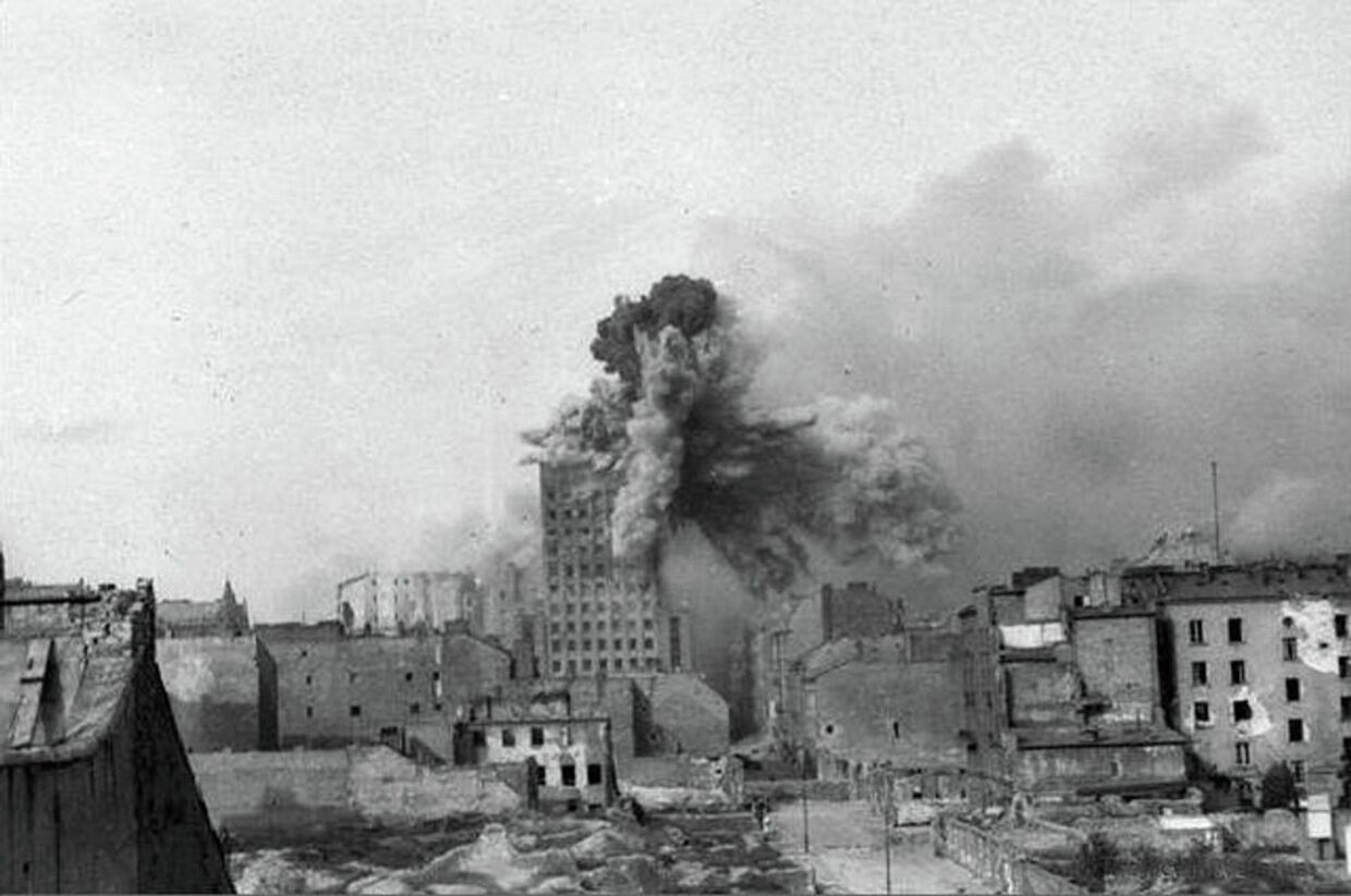 Попадание 2х тонного снаряда в здание Prudential, 28-го августа 1944