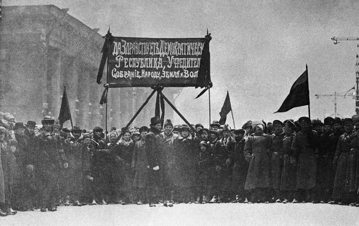 Манифестация на Невском проспекте в первые дни февральской буржуазно-демократической революции