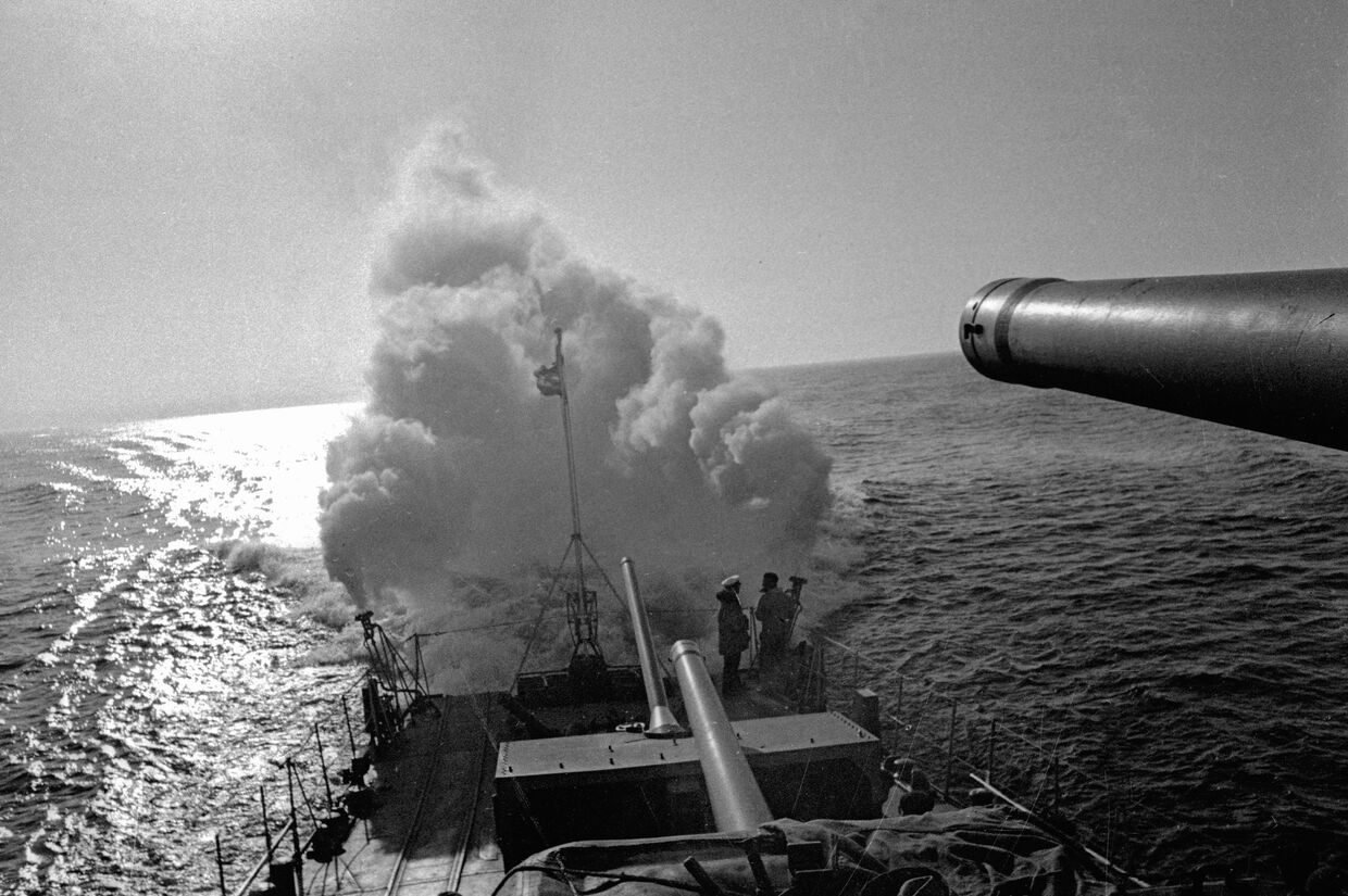 Эскадренный миноносец Балтийского флота ставит в море дымовую завесу во время Великой Отечественной войны