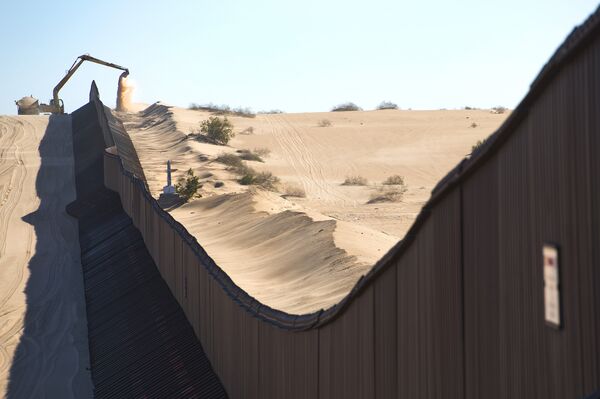 Пограничная стена «прорезает» на юго-востоке Калифорнии впечатляющие дюны Альгодон