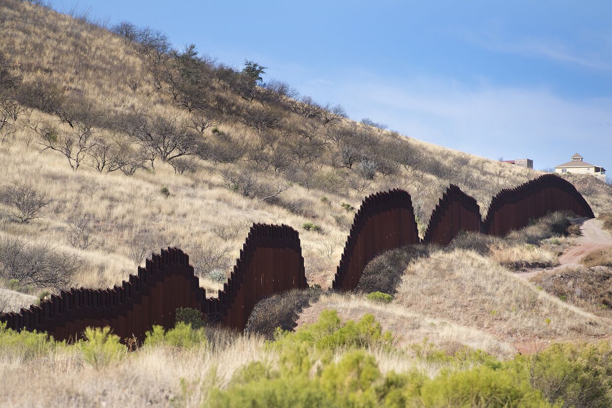 Пограничная стена под городом Ногалесом (Аризона)