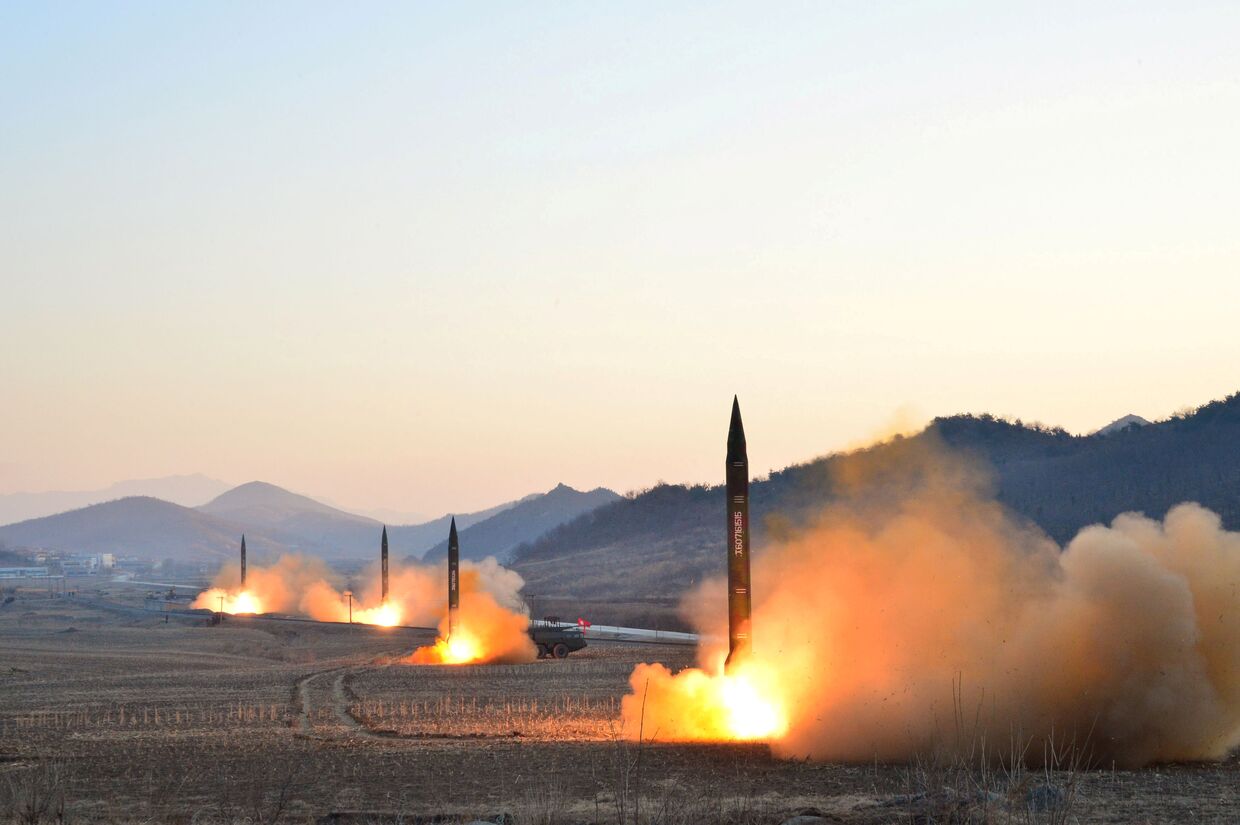 Недатированная фотография запуска баллистических ракет в КНДР