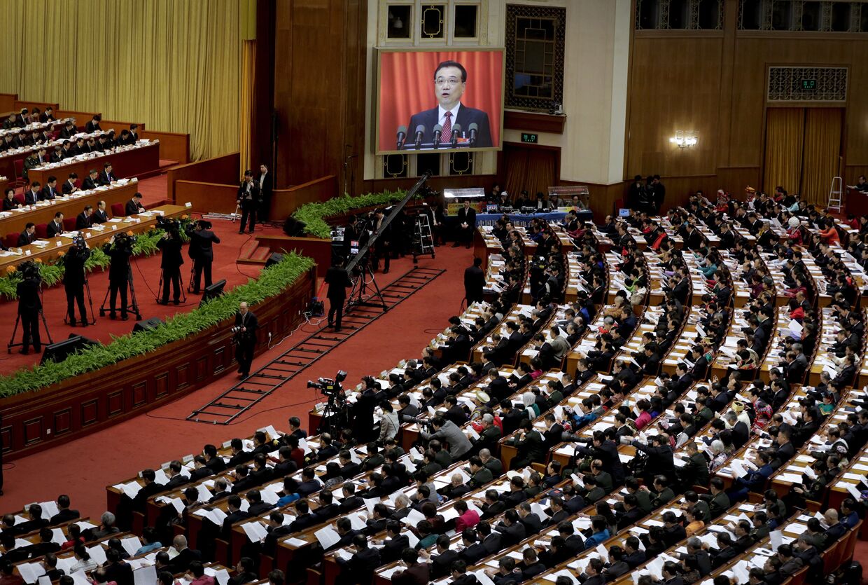 Премьер-министр Китая Ли Кэцяна выступает с годовым докладом в Пекине