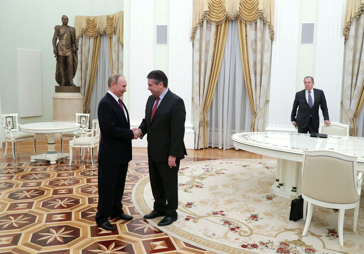 Президент РФ Владимир Путин и министр иностранных дел Германии Зигмар Габриэль