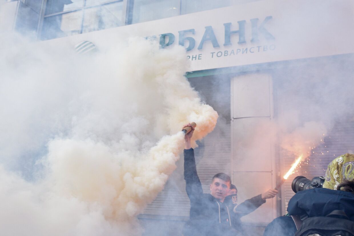 Украинские националисты требуют закрытия «Сбербанка» в Киеве