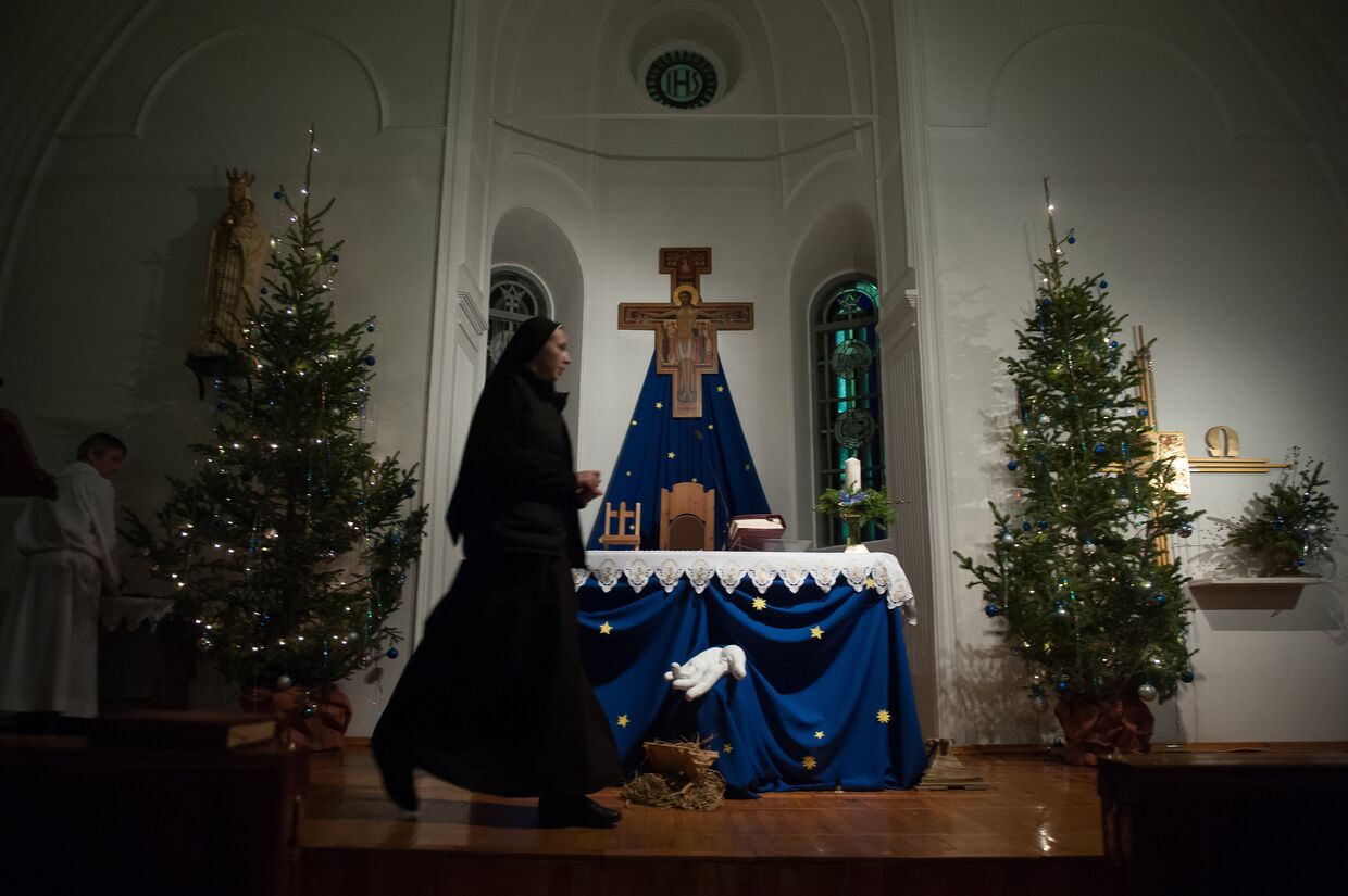 Монахиня во время празднования католического Рождества в храме Покрова Пресвятой Богородицы Царицы Святого Розария в Томске