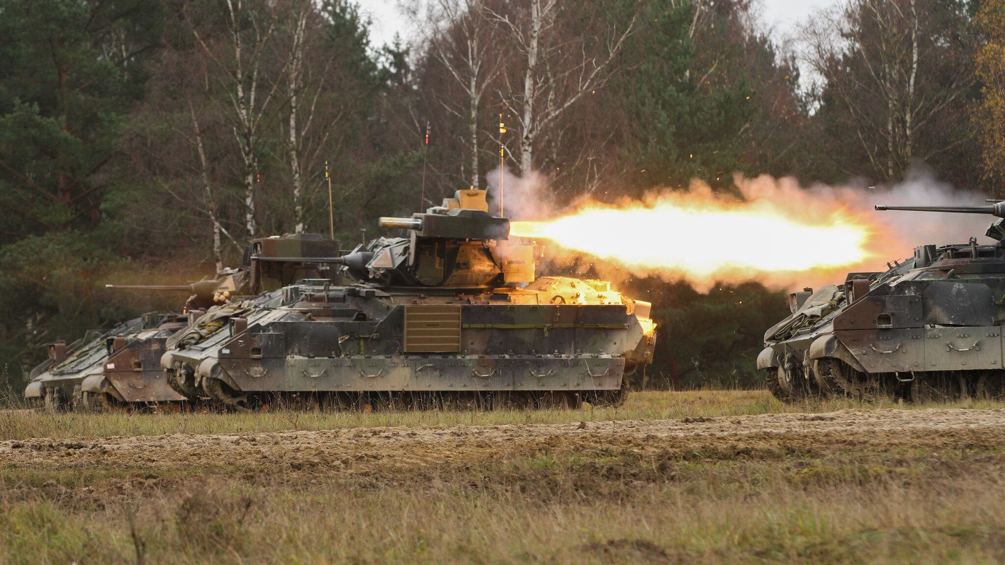 Т90 и брэдли видео. БМП m2 Bradley. Подбитые БМП m2a2 Bradley. Танк Бредли США. БМП Bradley m2 в Украине.