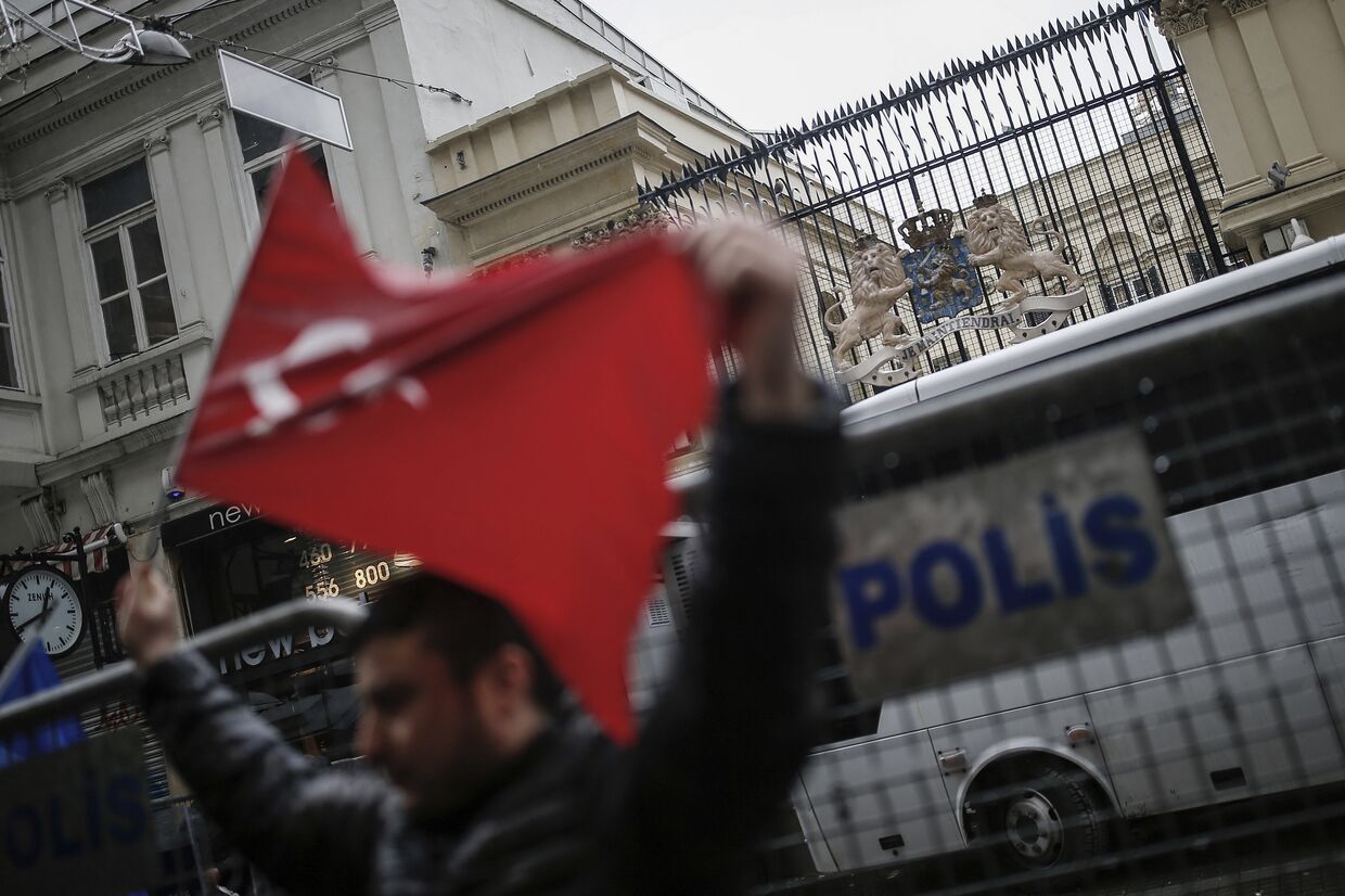 Акция протеста возле голландского консульства в Стамбуле