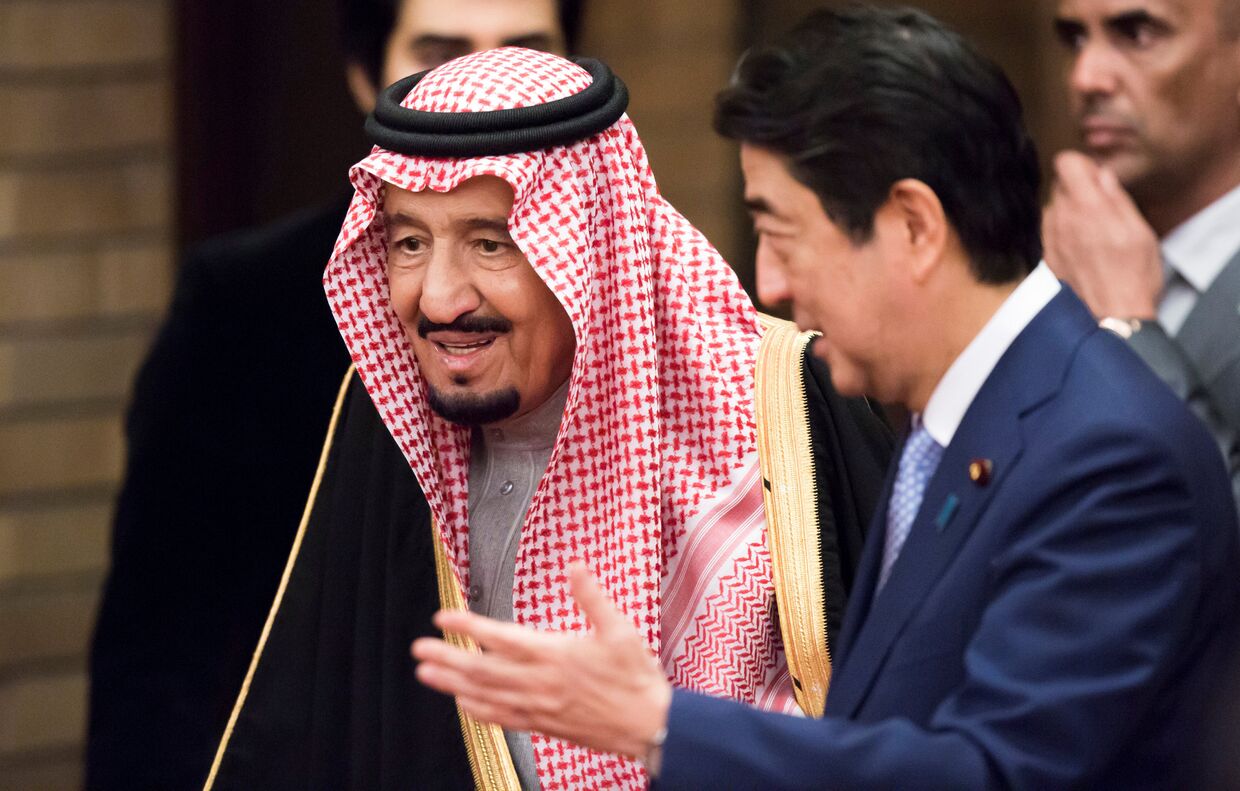 Король Саудовской Аравии Салман ибн Абдул-Азиз Аль Сауд и премьер-министр Японии Синдзо Абэ