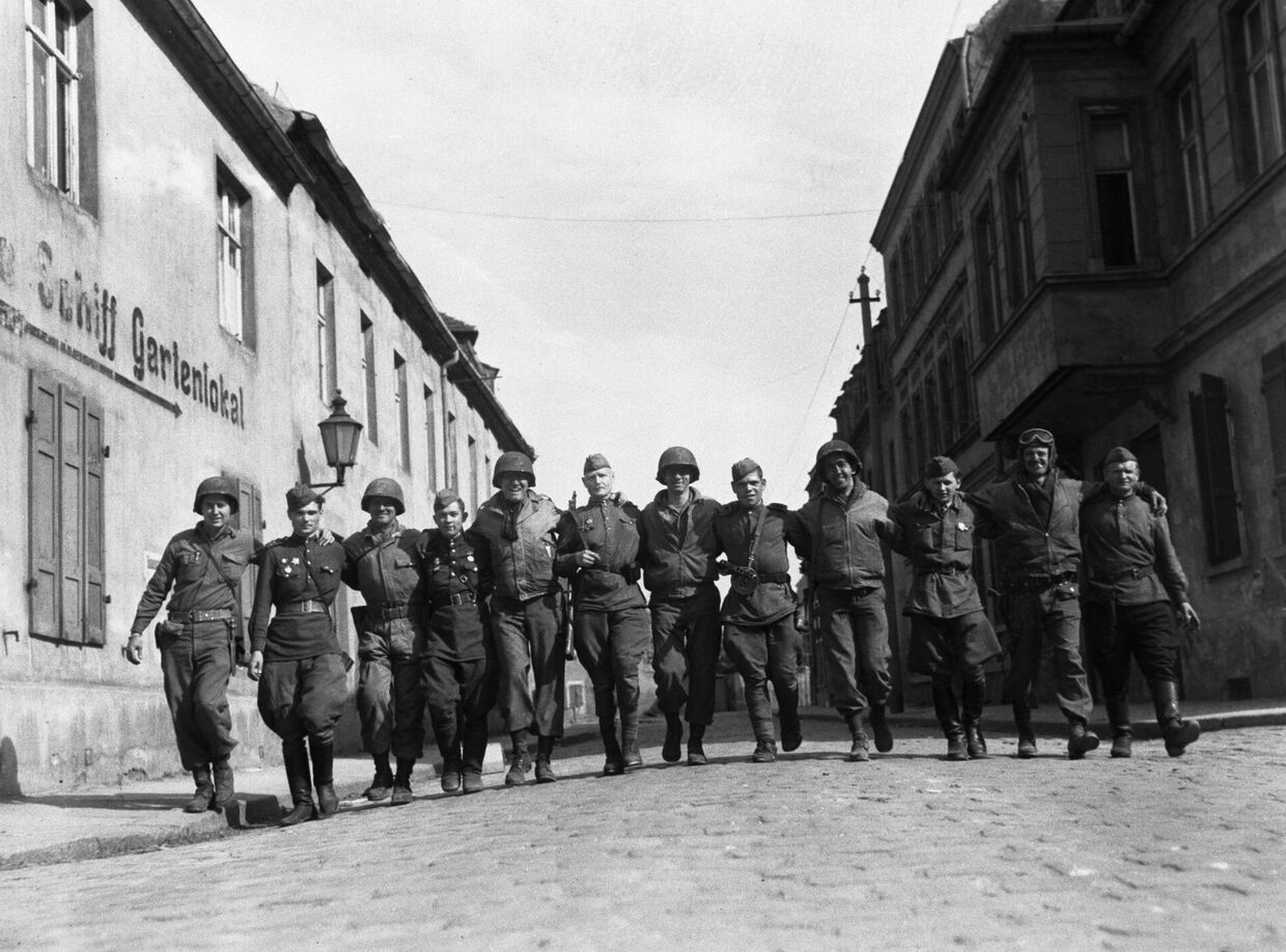 Советские и американские солдаты в городе Торгау